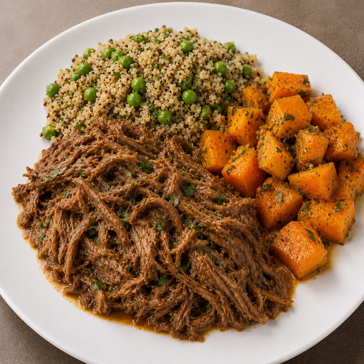 SAUDÁVEL 300G- Carne desfiada, quinoa com ervilha e abóbora refogada.