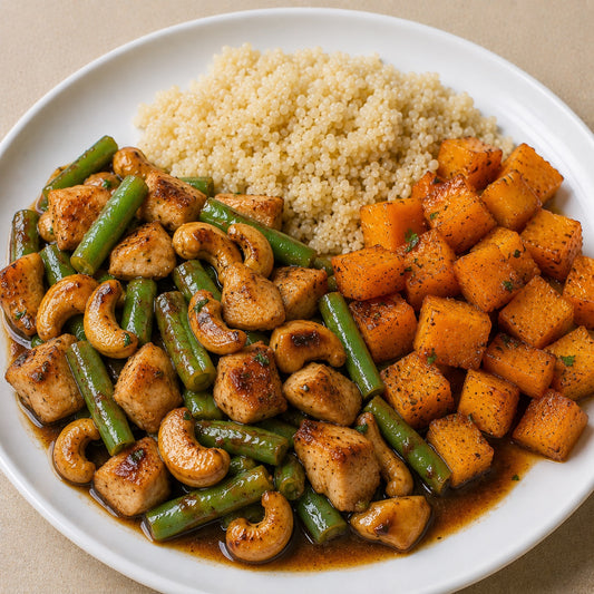 PRONTA ENTREGA CONGELADA- Cubos de frango salteados com castanha de caju e vagem, quinoa e abóbora refogada.