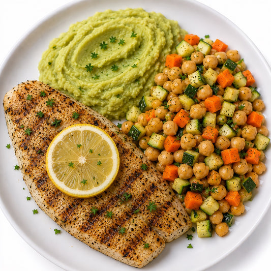 SAUDAVEL 300G- Mahi Mahi Lemon and pepper, purê de batata doce brasileira e salada de grão de bico com abobrinha e cenoura.
