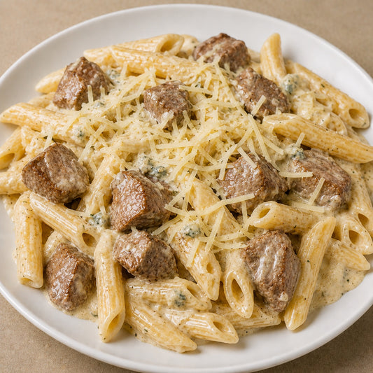 PRONTA ENTREGA CONGELADA- Cubos de filé mignon ao molho gorgonzola com penne e fresh parmesão por cima.