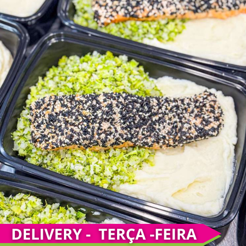 SAUDÁVEL ECONÔMICO - Salmão com crosta de gergelim, purê de batatas e farofinha de brócolis com couve flor