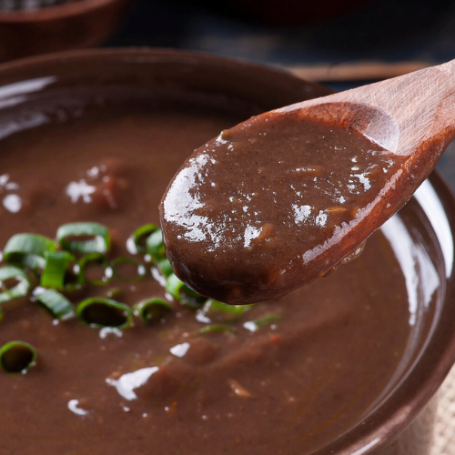 Caldo de Feijão Preto com Carne Desfiada e Calabresa
